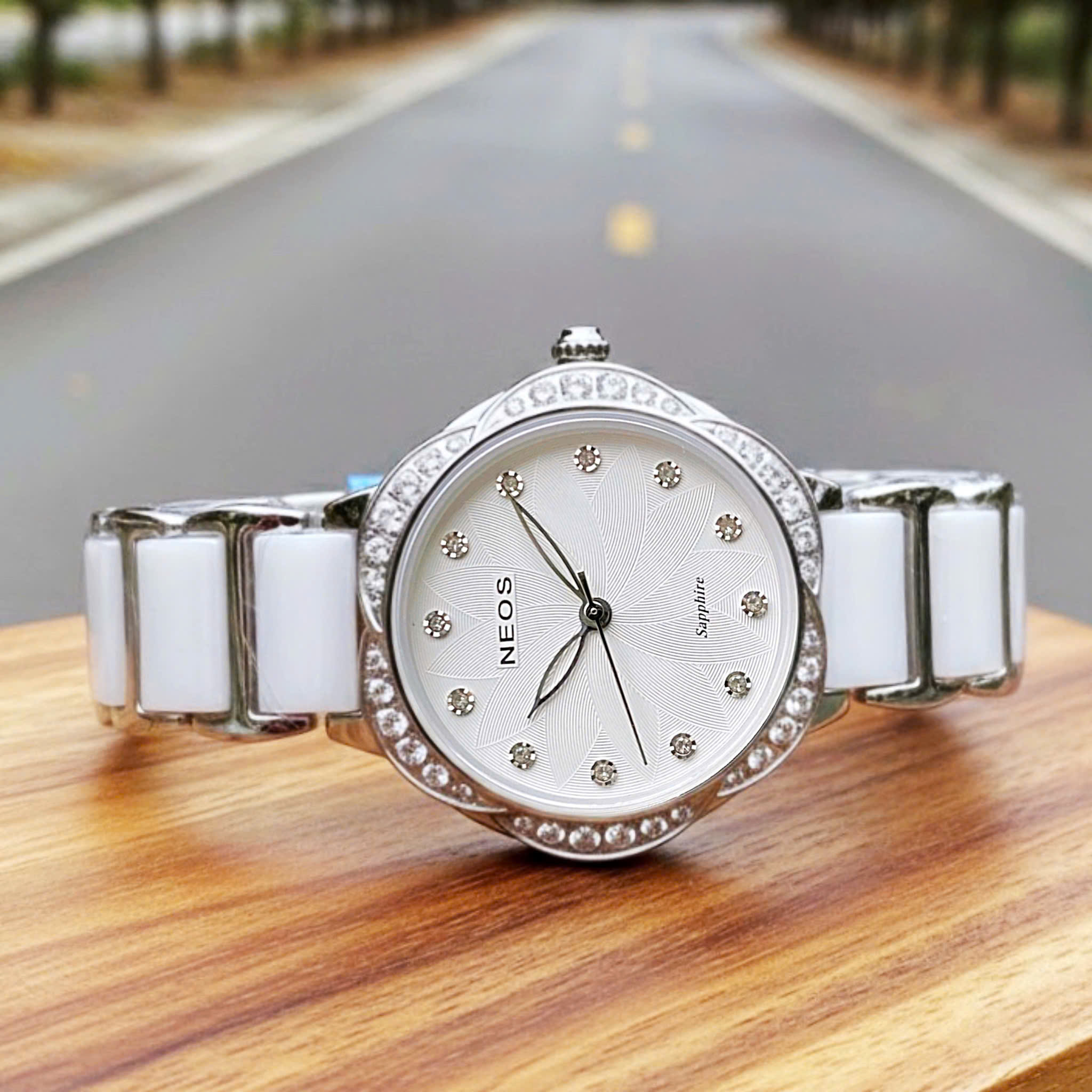 Đồng Hồ Nữ Neos N-20689LA : BẠCH HỒNG TRÊN CỔ TAY