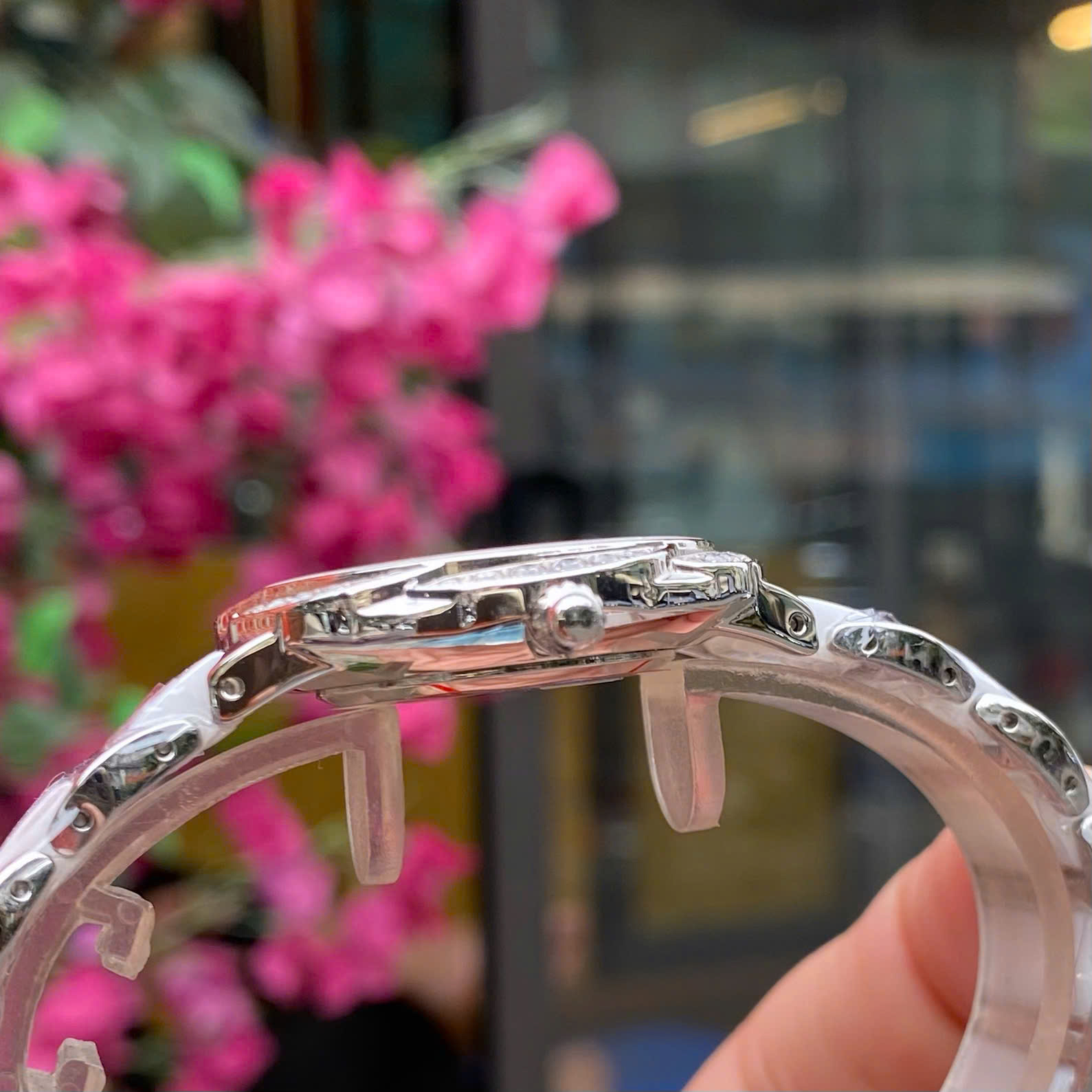 Đồng Hồ Nữ Neos N-20689LA : BẠCH HỒNG TRÊN CỔ TAY