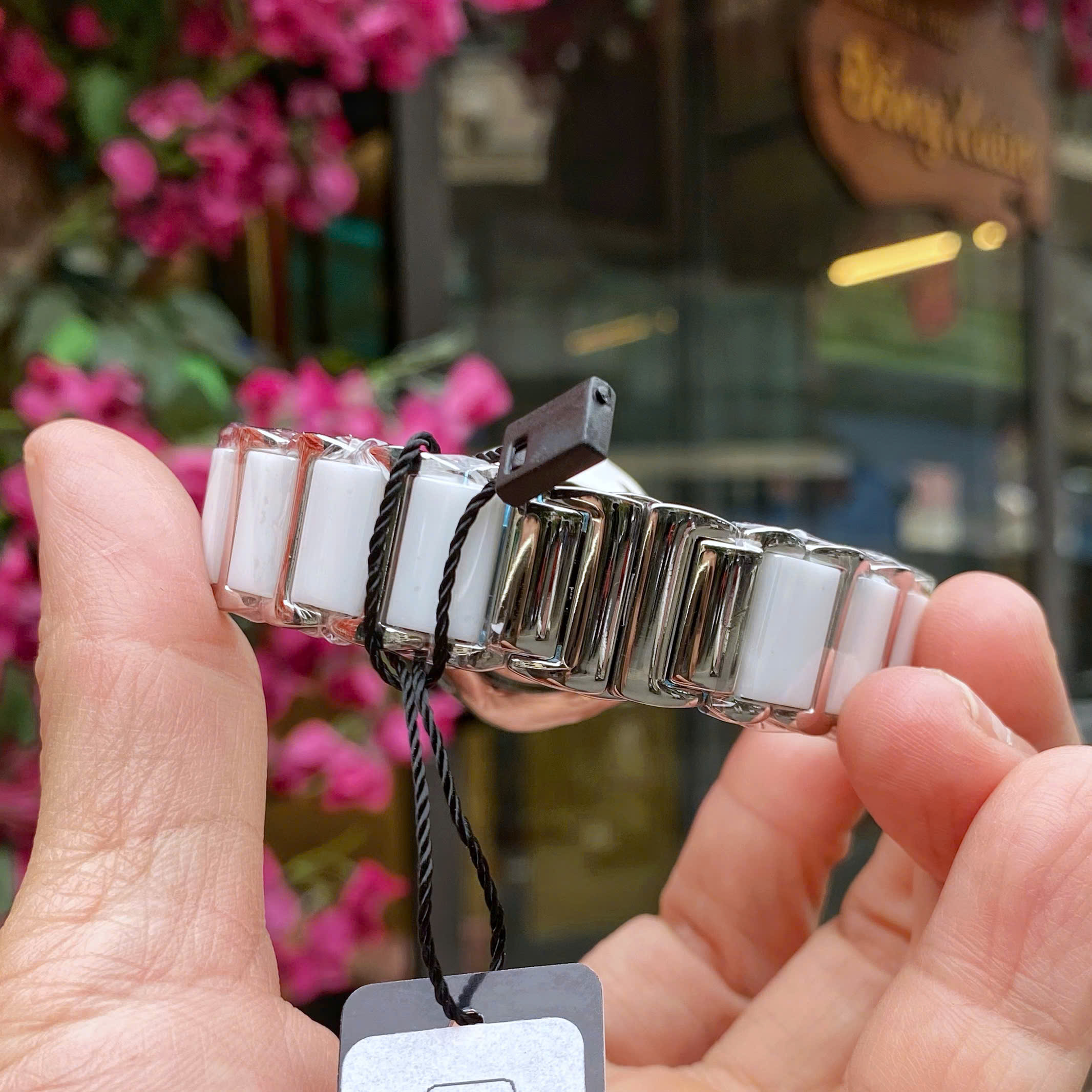 Đồng Hồ Nữ Neos N-20689LA : BẠCH HỒNG TRÊN CỔ TAY