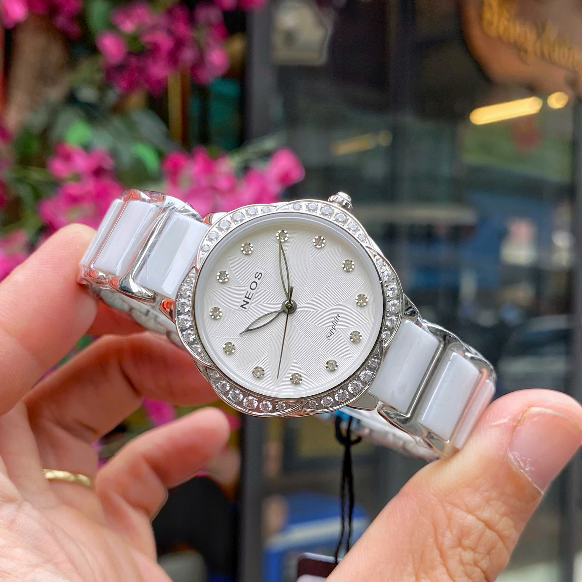Đồng Hồ Nữ Neos N-20689LA : BẠCH HỒNG TRÊN CỔ TAY