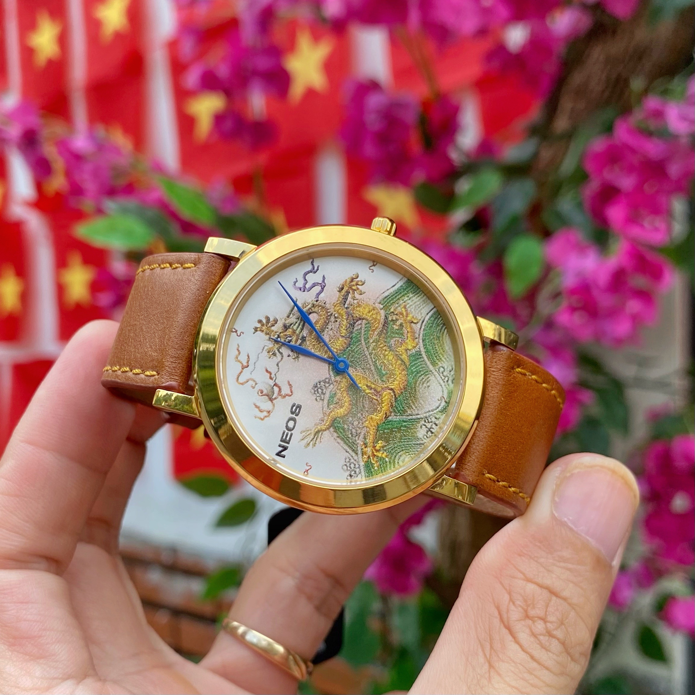 NEOS N-40677M: Đồng Hồ Nam Mặt Rồng Phong Thủy, Vỏ Vàng