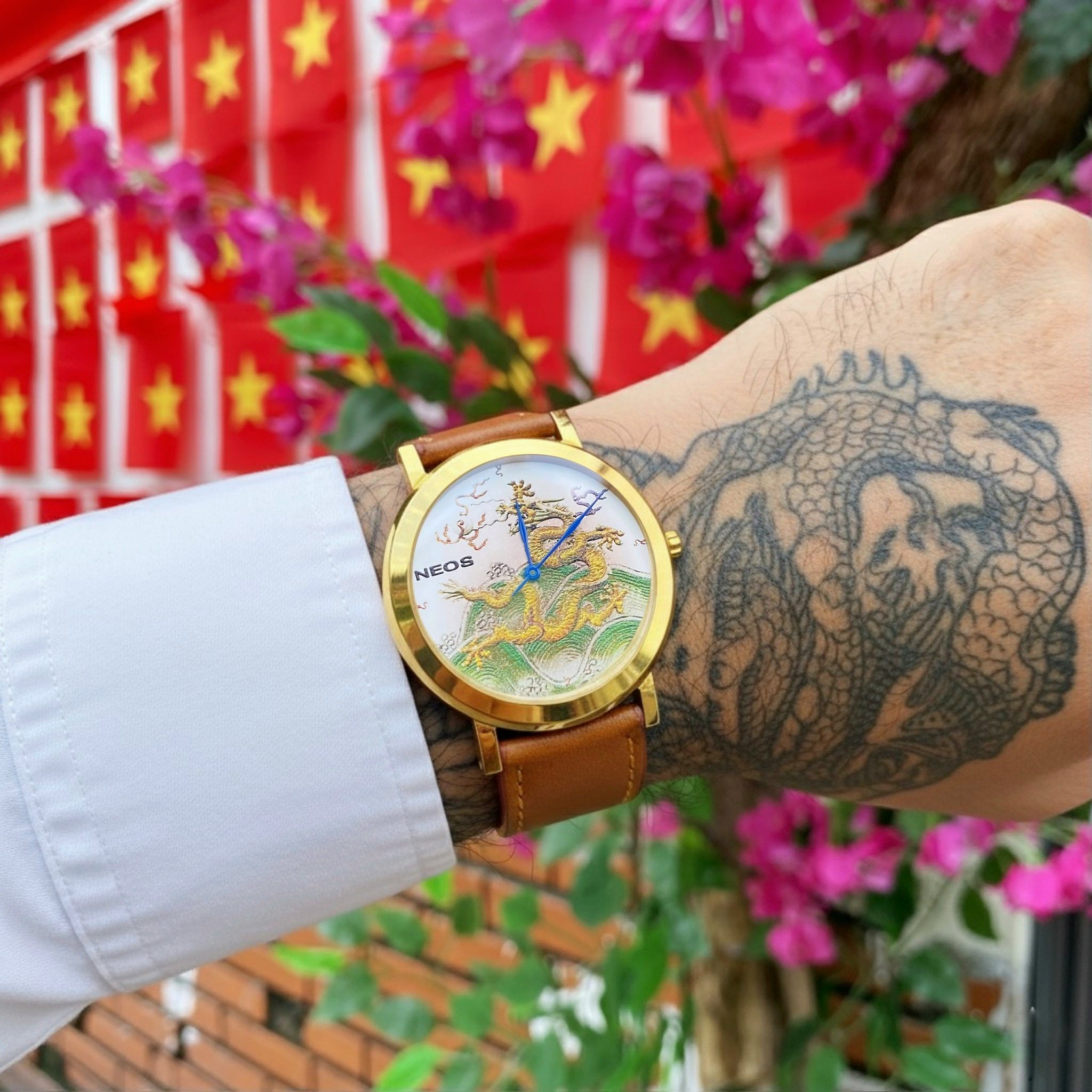 NEOS N-40677M: Đồng Hồ Nam Mặt Rồng Phong Thủy, Vỏ Vàng
