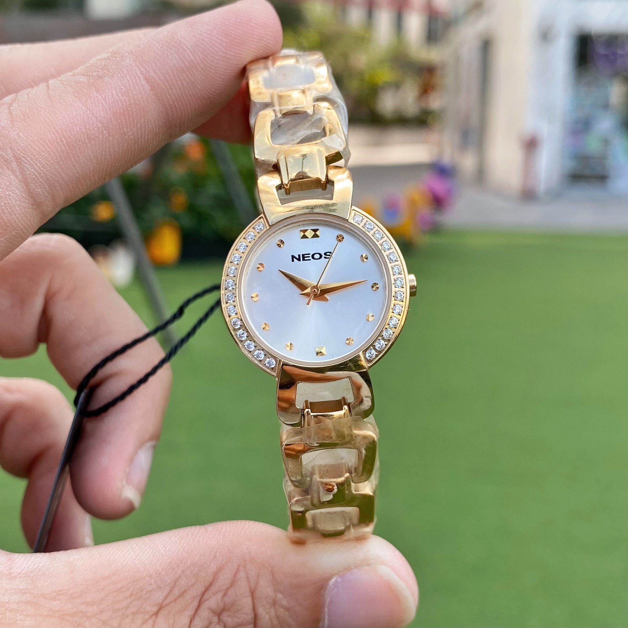 Đồng hồ neos lắc tay nữ N-60510A