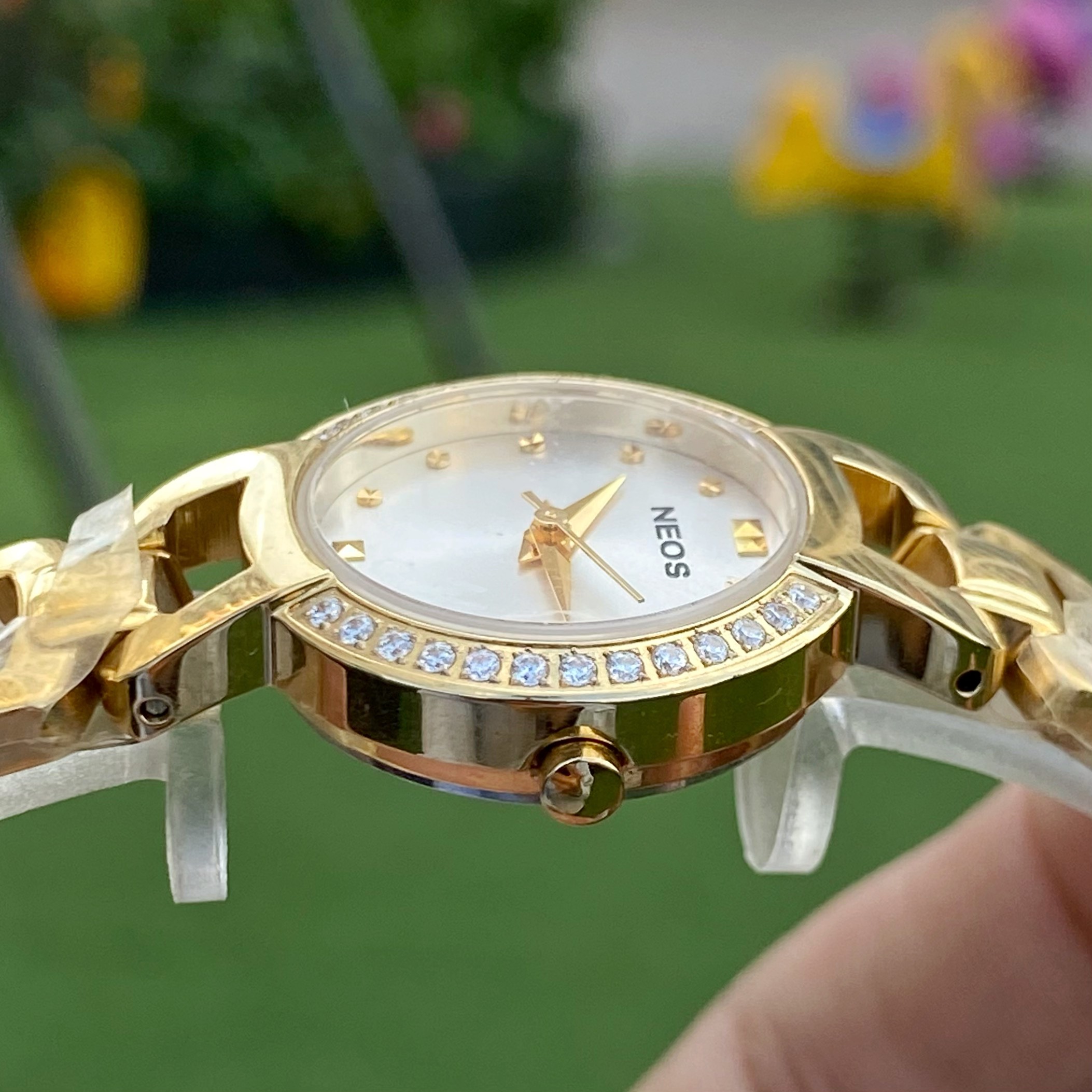 Đồng hồ neos lắc tay nữ N-60510A