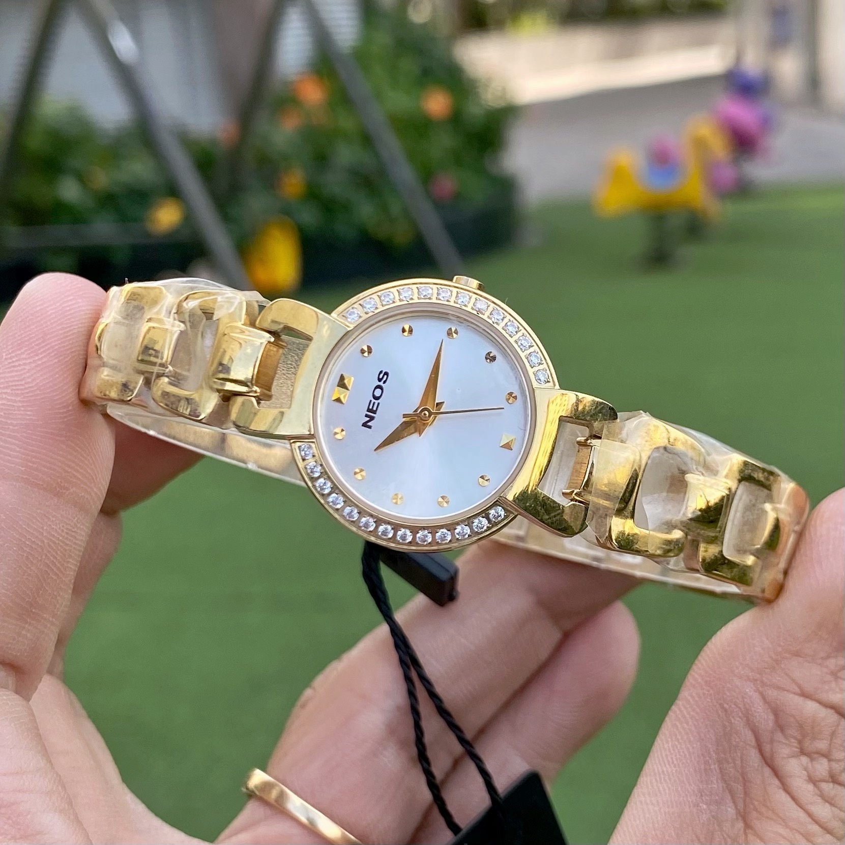 Đồng hồ neos lắc tay nữ N-60510A