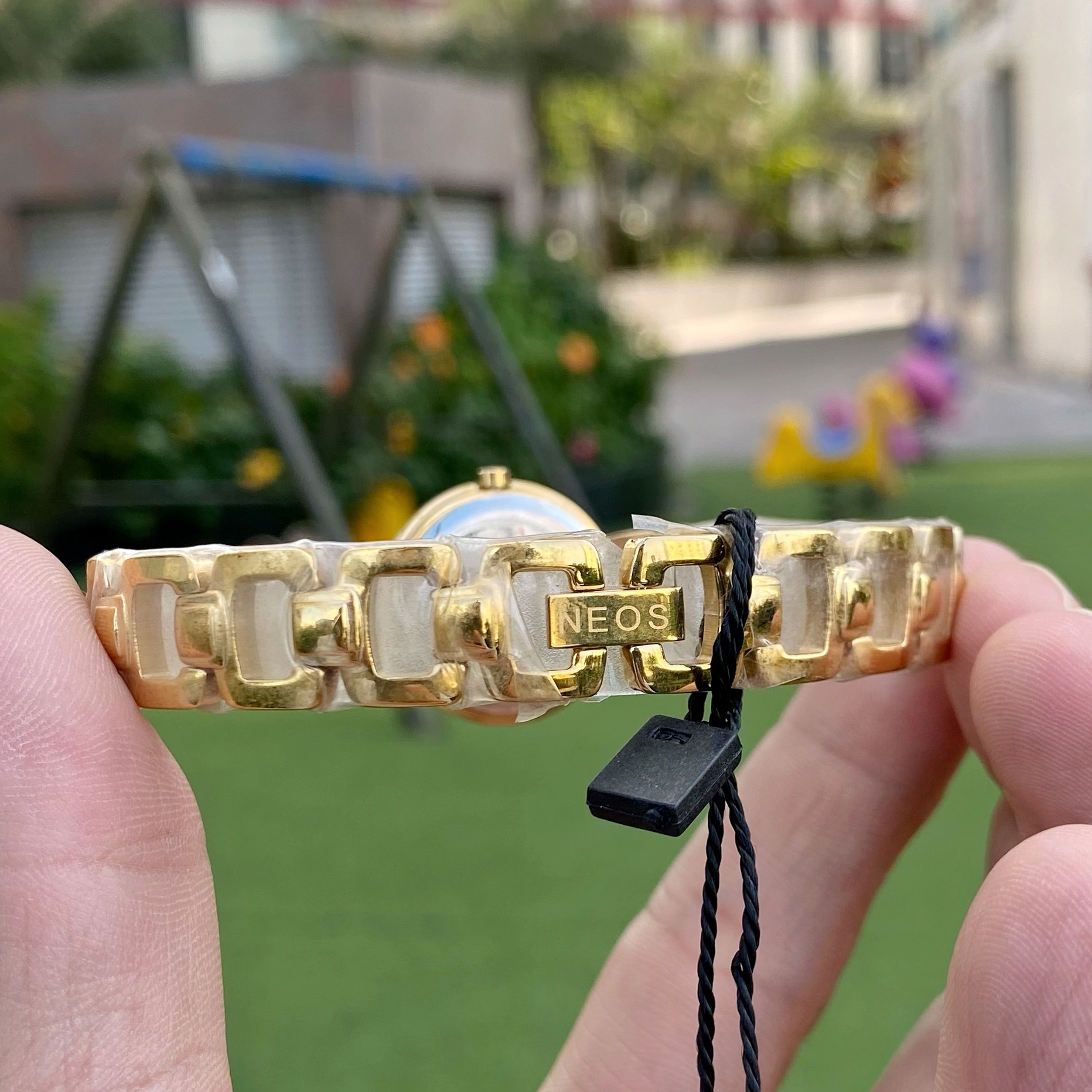 Đồng hồ neos lắc tay nữ N-60510A