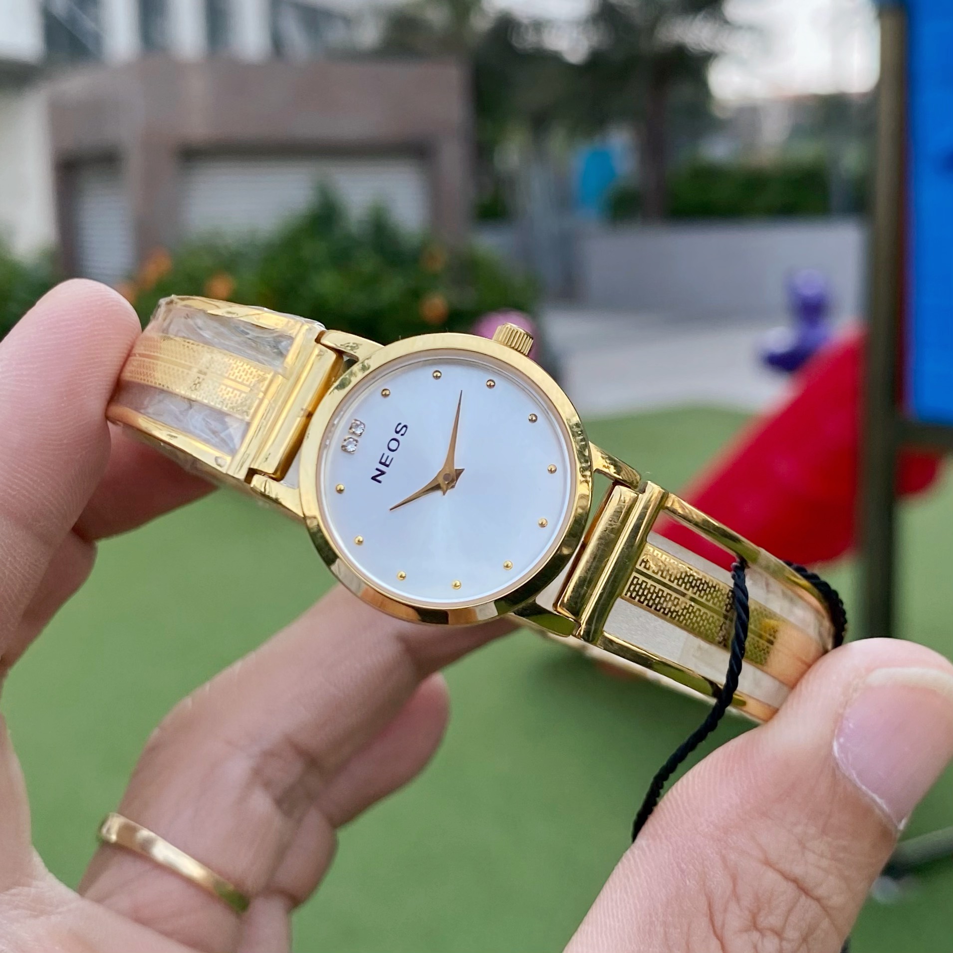 Đồng Hồ Lắc Nữ NEOS N-60511L