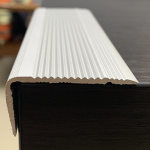 Nẹp L chống trơn mặt gân