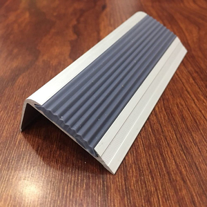 Nẹp L chống trơn mặt cao su