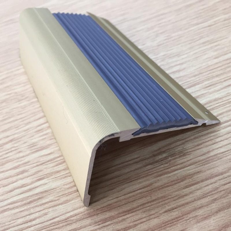 Nẹp L chống trơn trượt mặt cao su