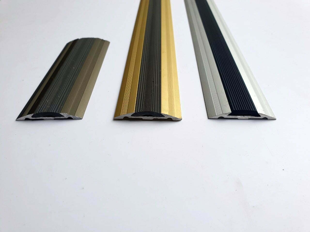 Nẹp chống trơn mặt bằng bề mặt cao su