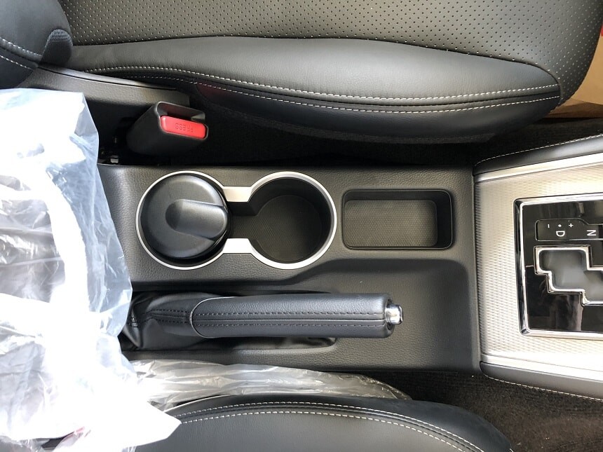 Ngăn để cốc và gạt tàn thuốc trên xe bán tải Mitsubishi 1 cầu số tự động Premium