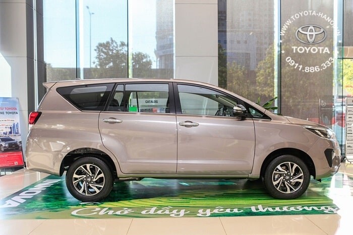 Ngoại thất hông xe Toyota Innova số sàn 2022