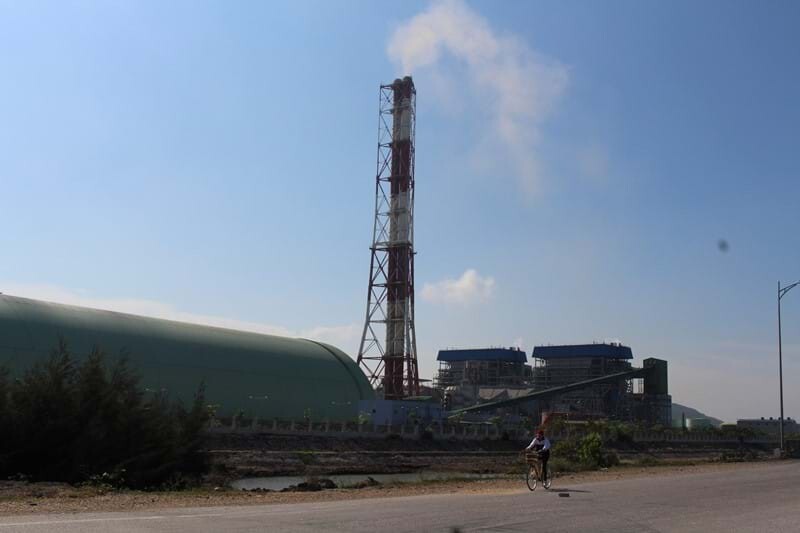 Nhà máy nhiệt điện than Nghi Sơn 1 tại xã Hải Hà. Báo cáo số ca tử vong của xã Hải Hà, trong 5 năm liền (2013 - 2017) cho thấy: dân số toàn xã là gần 11.000 người, mỗi năm có từ 8 - 15 ca chết vì ung thư, chiếm khoảng 30 - 40% trong tổng số ca chết. Đặc biệt năm 2015, tỉ lệ này tăng vọt gần 45% với 15 người chết do ung thư phổi, gan, dạ dày và hạch trên tổng 34 người chết toàn xã,… Bác sĩ Nguyễn Trọng An, phó Giám đốc Trung tâm Nghiên cứu và Đào tạo phát triển cộng đồng nhận định, đây là những tỉ lệ rất cao, đáng báo động. Ảnh: Lê Quỳnh