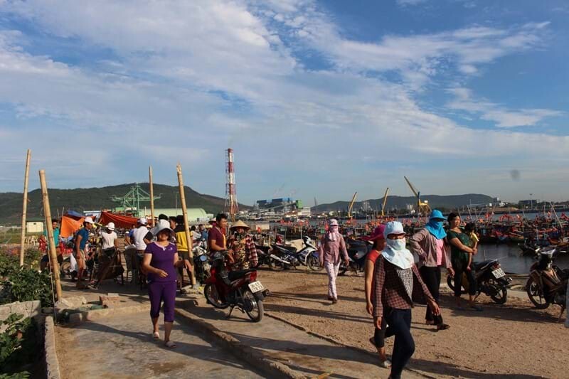 Người dân xã Hải Hà, huyện Tĩnh Gia, Thanh Hóa tụ tập ở bến thuyền phản đối xây dựng nhiệt điện than Nghi Sơn 2, vào cuối tháng 5.2018. Ảnh: Lê Quỳnh