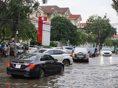 Những kinh nghiệm lái xe ô tô khi trời mưa to, gió lớn