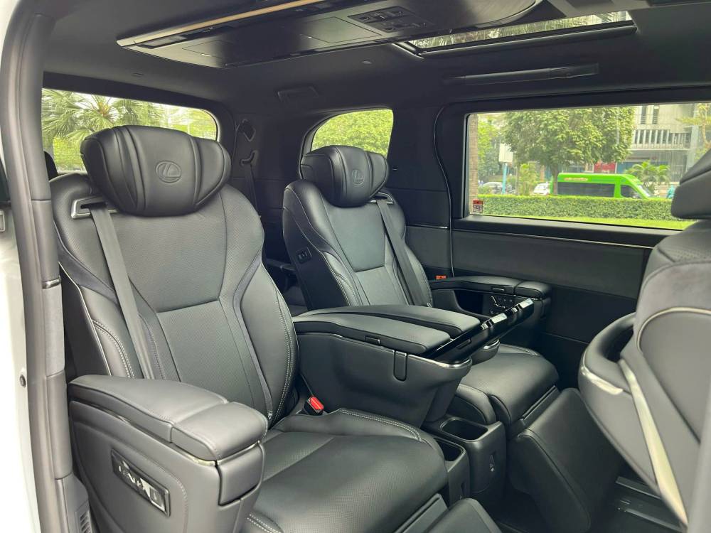 Nội thất màu đen Lexus LM 500h 6 chỗ