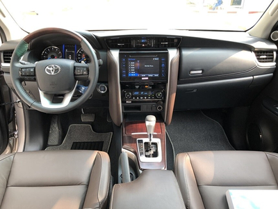 Toyota Fortuner 2.7V AT