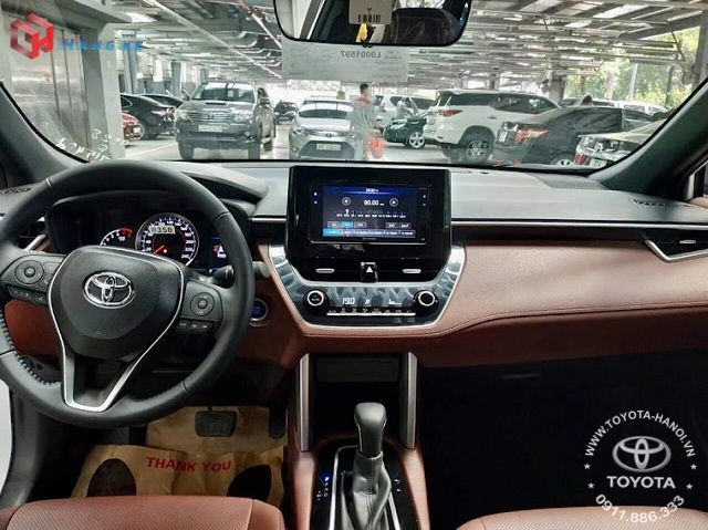 Nội thất màu nâu đỏ xe Toyota Cross 1.8G 2022, 2023