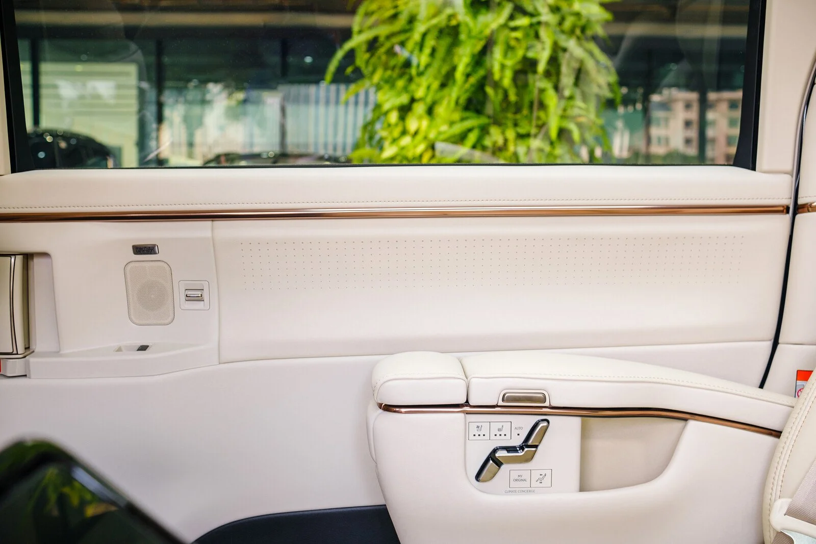 Nội thất ghế sau Lexus LM 500h 6 chỗ