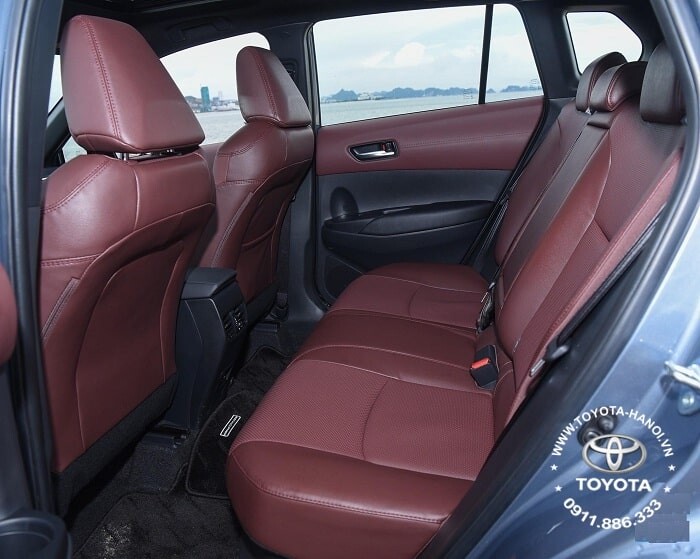 Hàng ghế sau xe Toyota Cross 1.8g màu nâu đỏ