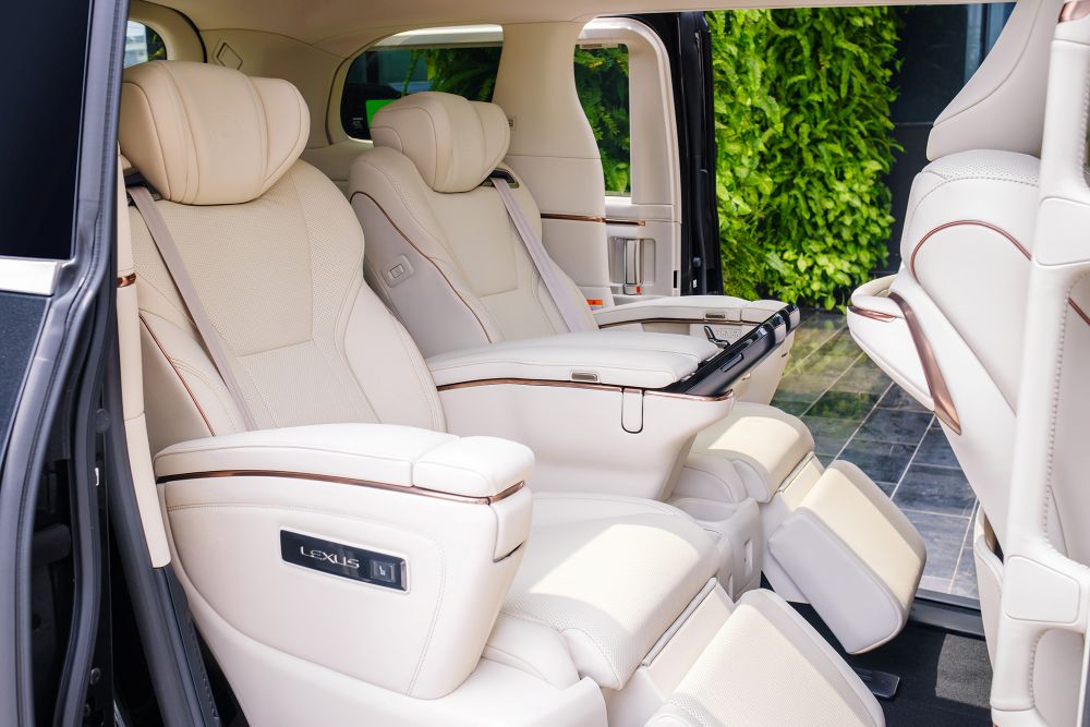 Nội thất màu kem Lexus LM 500h 6 chỗ