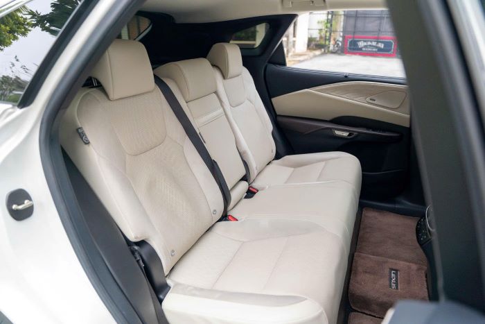 Nội thất Lexus RX 350h Luxury màu trắng Solis White