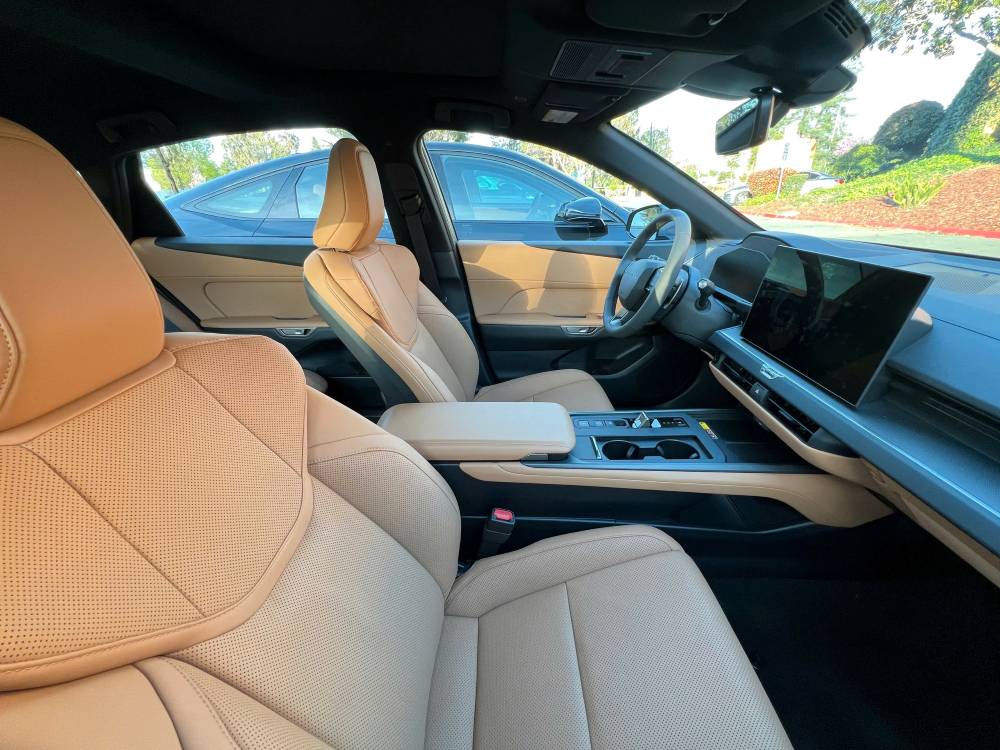 nội thất nâu da bò trên xe lexus es all-new