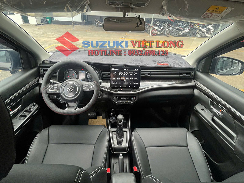 Khoang nội thất xe Suzuki XL7 Màu Trắng Ngà Đen