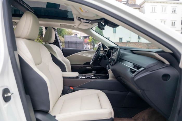 Nội thất trắng kem Lexus RX 350