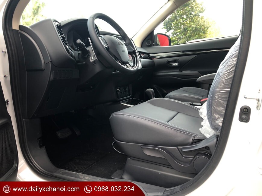 Nội thất xe Outlander bản tiêu chuẩn 2.0 CVT