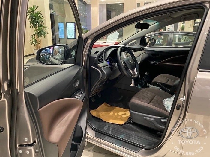 Khoang lái xe Innova số sàn 2022