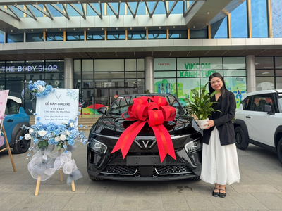 Nữ chủ xe VF 7 vui sướng vì được tích 35.000 điểm VPoint