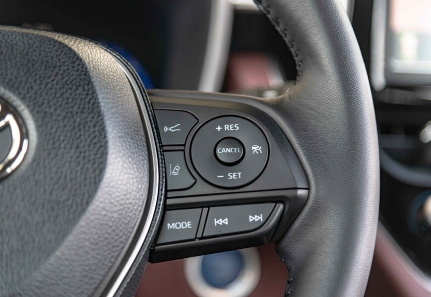 Nút điều khiển rảnh tay các chế độ an toàn trên vô lăng xe Corolla Cross bản V