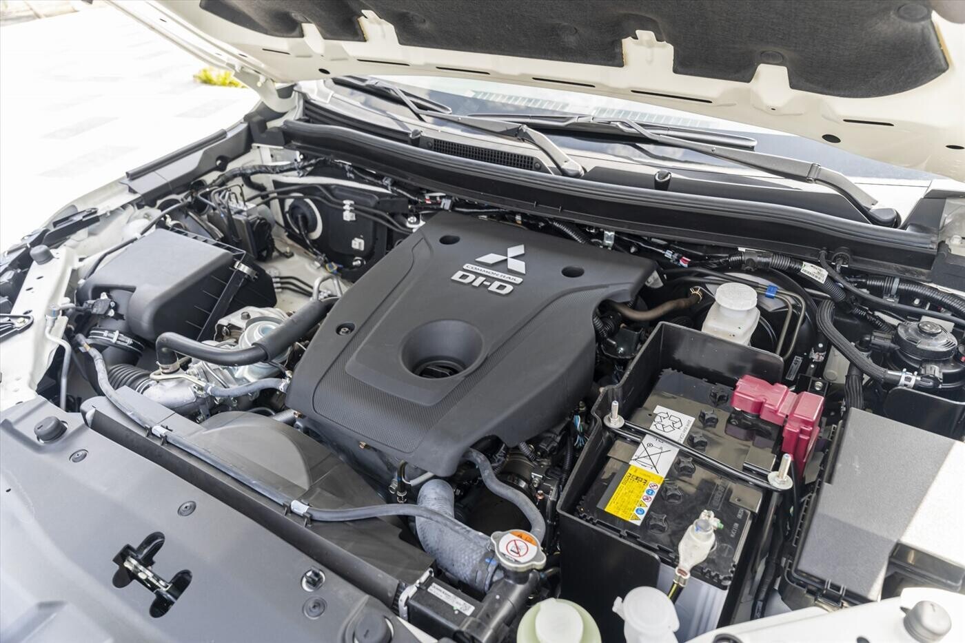 New Mitsubishi Pajero Sport Gasoline 4x4 AT - STD