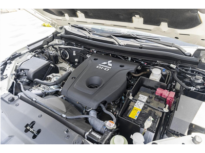 New Mitsubishi Pajero Sport Gasoline 4x4 AT - STD