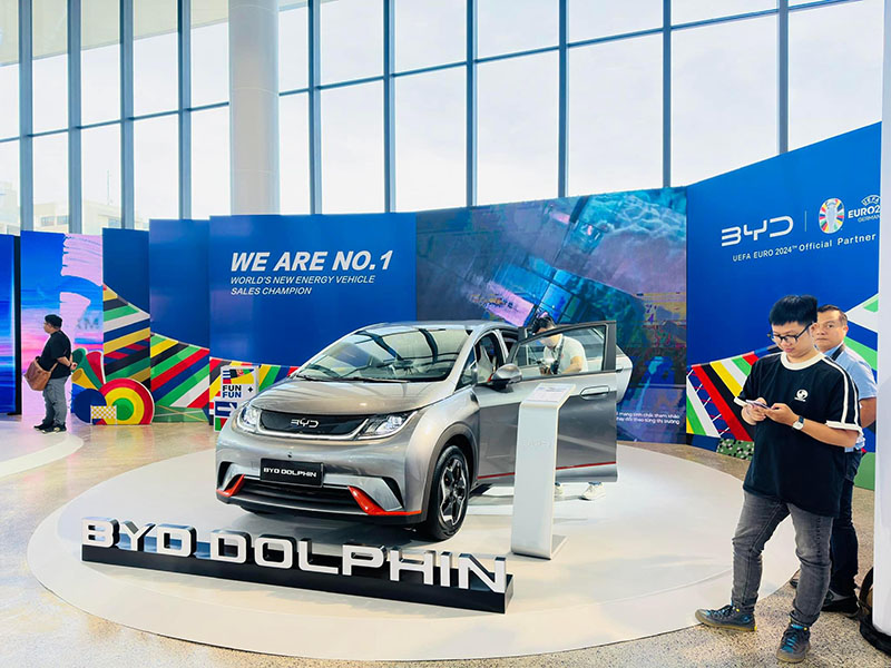 Xe ô tô điện BYD Dolphin tại BYD Thủ Đức