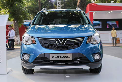 Đầu xe tương tự hai đàn anh trong cách thiết kế lưới tản nhiệt và logo.