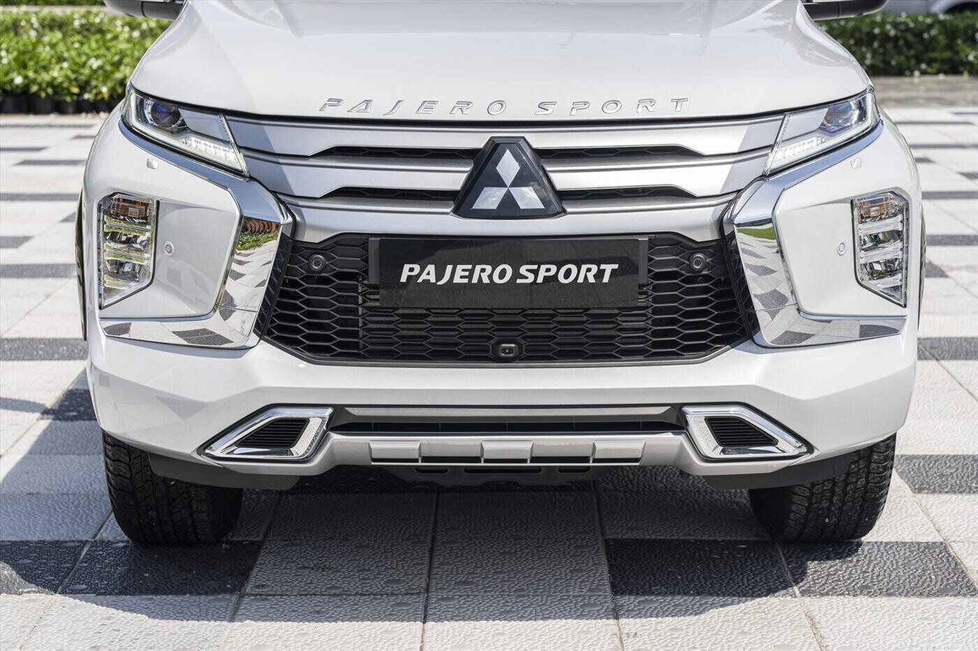 New Mitsubishi Pajero Sport Gasoline 4x4 AT - Premium