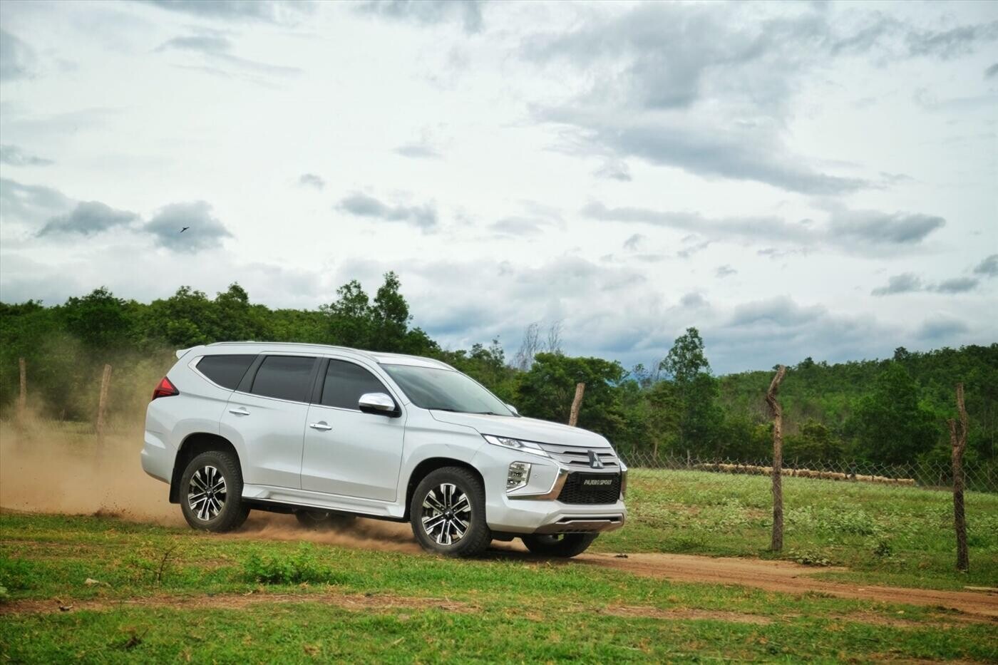 New Mitsubishi Pajero Sport Gasoline 4x4 AT - STD