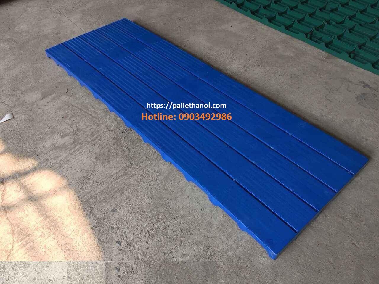 pallet nhựa lót sàn xanh dương