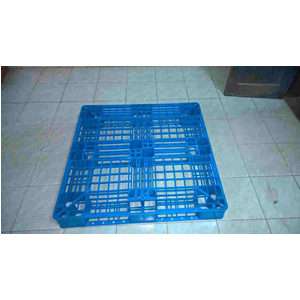 Pallet nhựa kích thước 1000x1000x120mm màu xanh