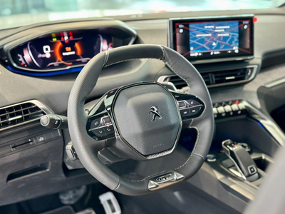 Peugeot 5008 GT (Logo sư tử bạc)