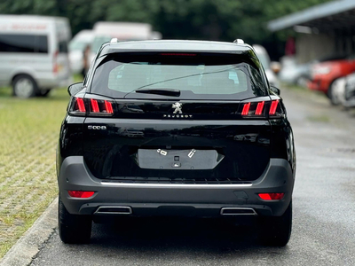 Peugeot 5008 GT (Logo sư tử bạc)