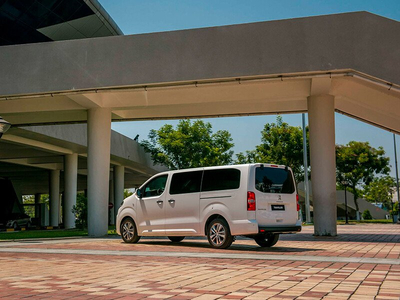 Peugeot Traveller Premium 7s