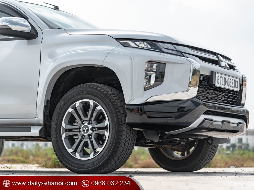 Phía đầu xe Triton 2020