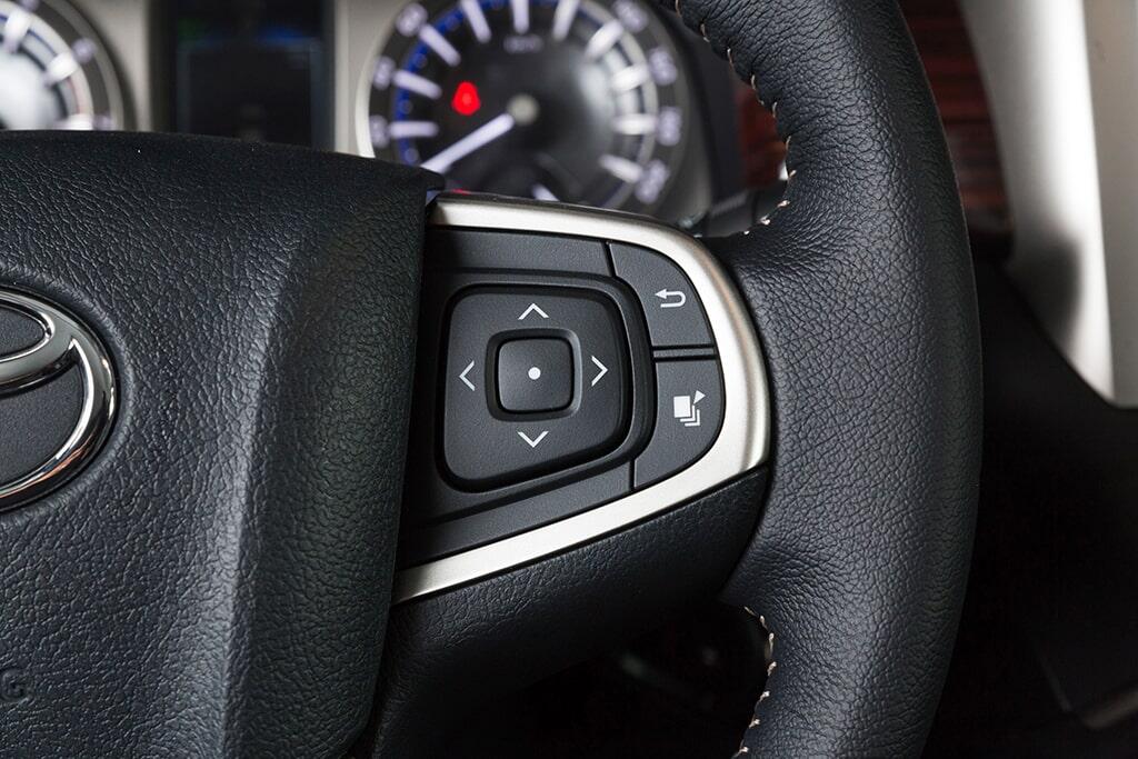 Phím điều khiển và tinh chỉnh công dụng bên trên vô lăng lái xe xe cộ innova bạn dạng V