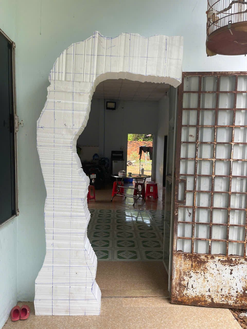 Phôi xốp khung gương với đường viền uốn tự do trước khi hoàn thiện