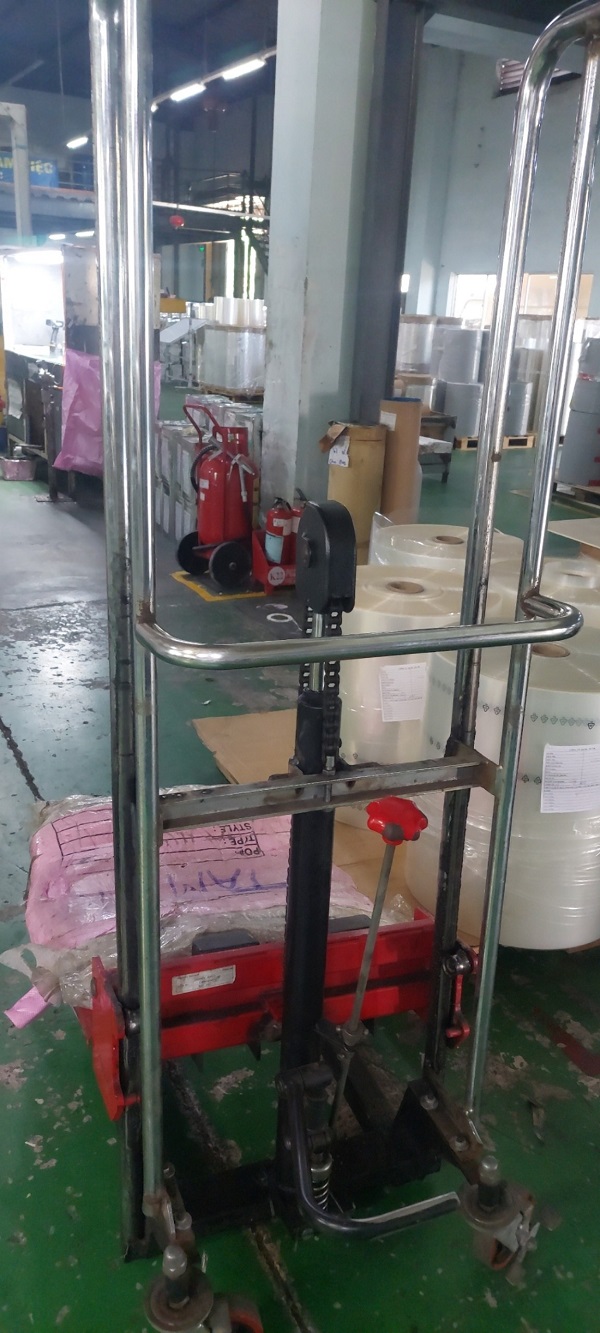 con lăn xe nâng tay cao- phụ tùng xe nâng tay Hoàng Minh- sửa xe nâng tay Hoàng Minh