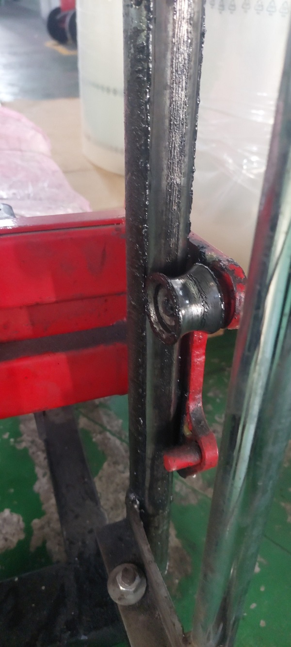 con lăn xe nâng tay cao- phụ tùng xe nâng tay Hoàng Minh- sửa xe nâng tay Hoàng Minh